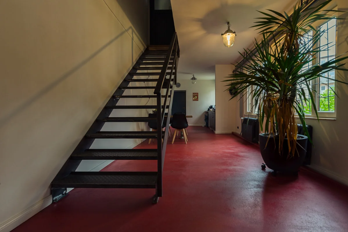 Aufenthaltsbereich mit Treppe und Pflanzen