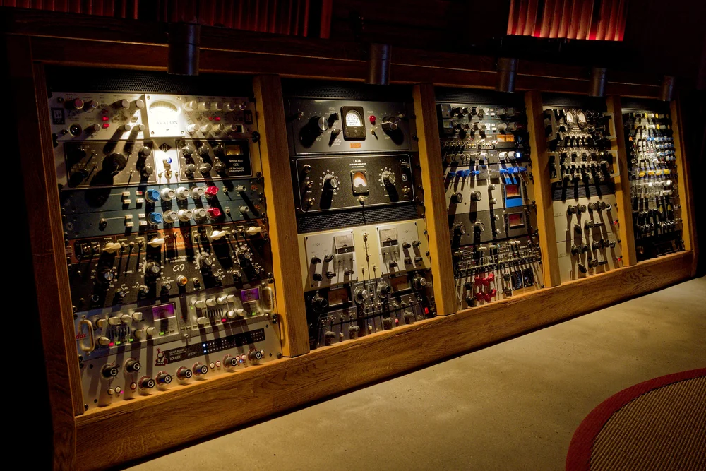 Beleuchtete Racks mit analogen Studiogeräten